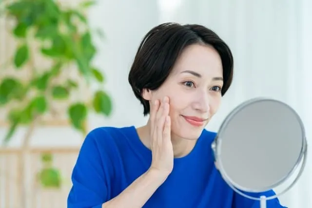 鏡を見ながら効果を感じている女性