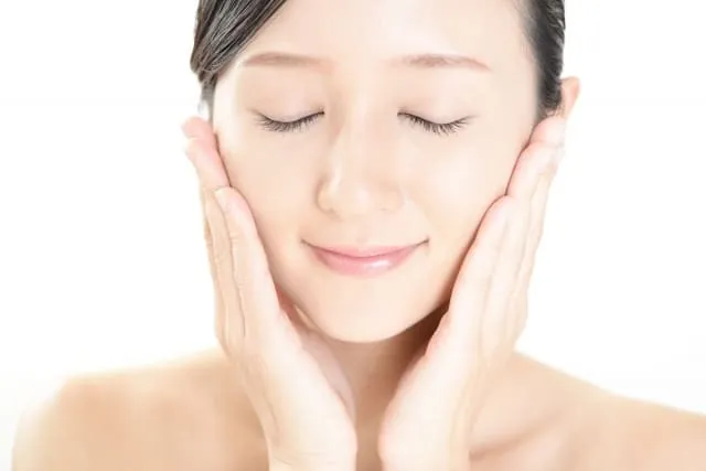 肌に負担を感じることなくフェイシャルサロンでの効果を感じている女性