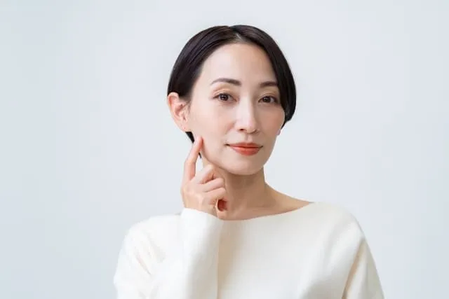 肌にハリを感じている50代女性