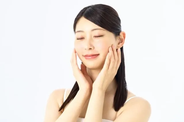 フェイスラインのリフトアップをしている女性