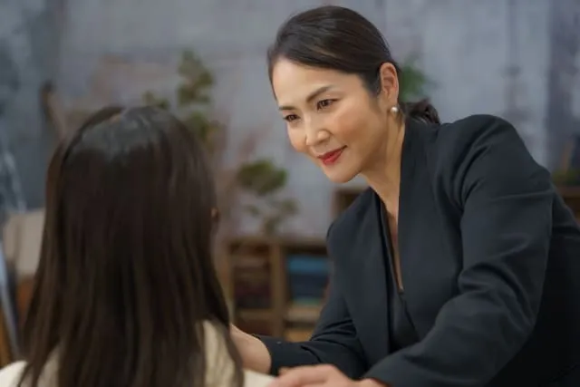 プロにメイクのレッスンを受けている女性